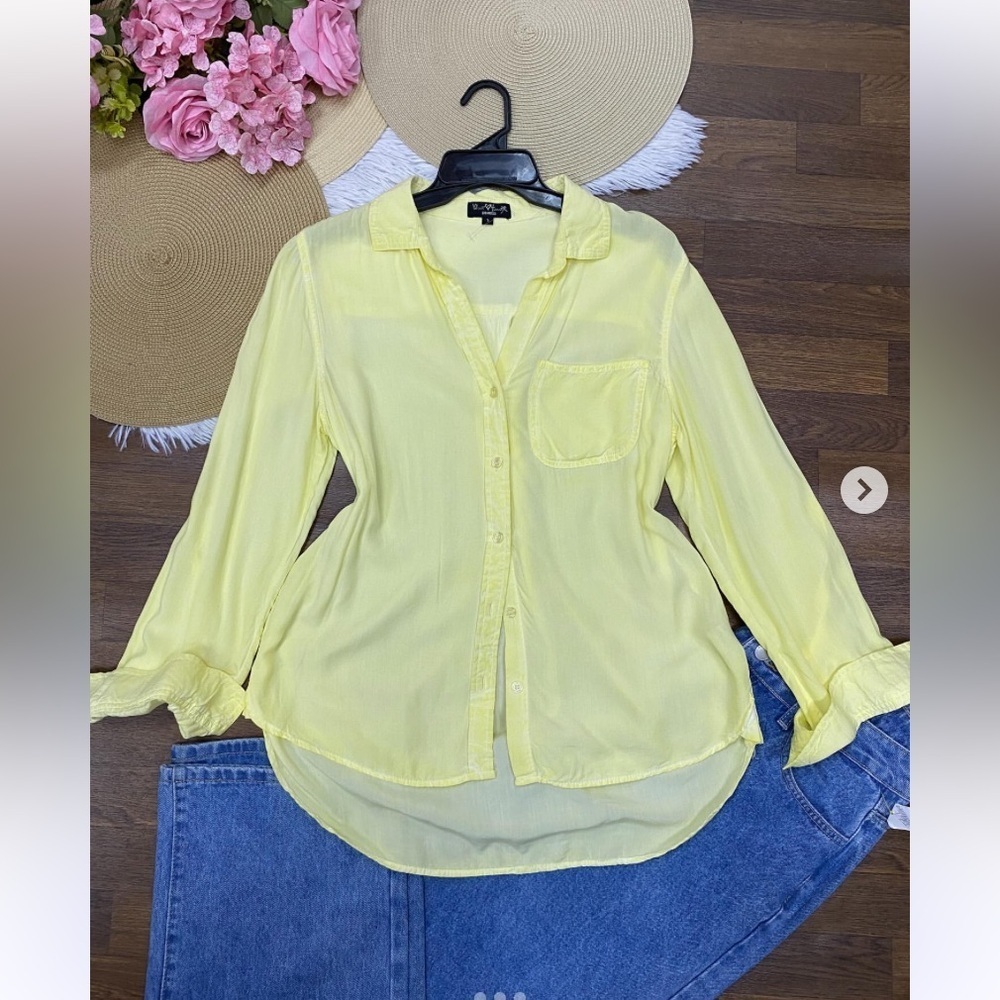Velvet Heart Los Angeles Light Yellow Button-Down Shirt. Size M